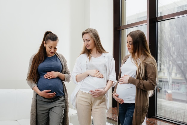 group-young-pregnant-girls-communicate-prenatal-class-care-consultation-pregnant-women_180601-1572
